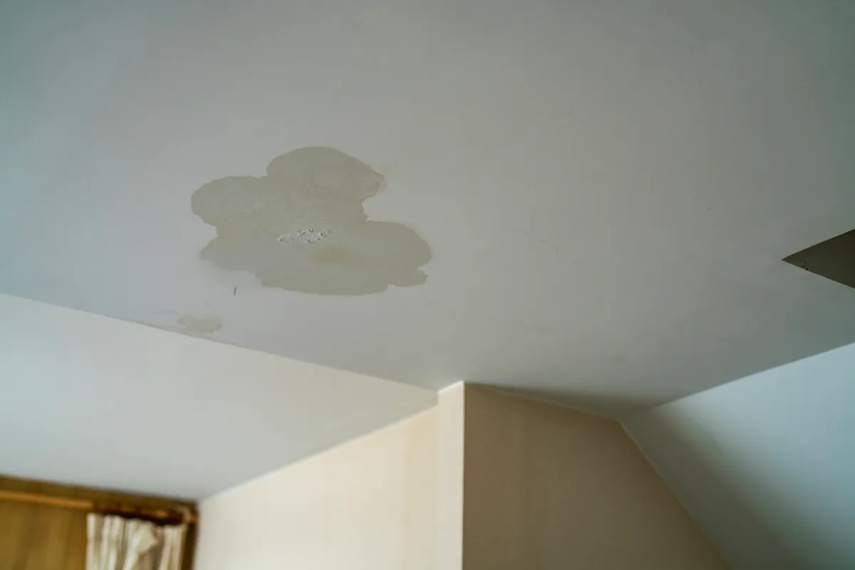 water-stain-on-ceiling